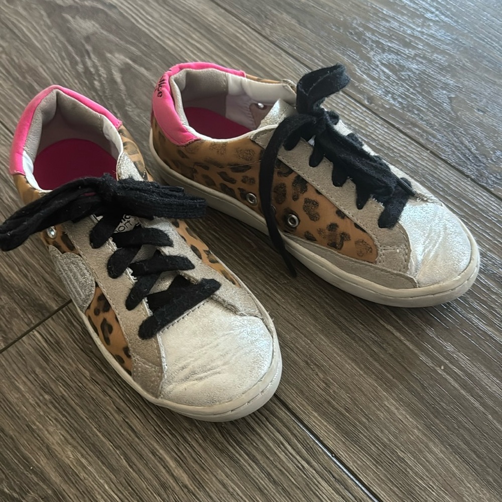 Girls sneakers